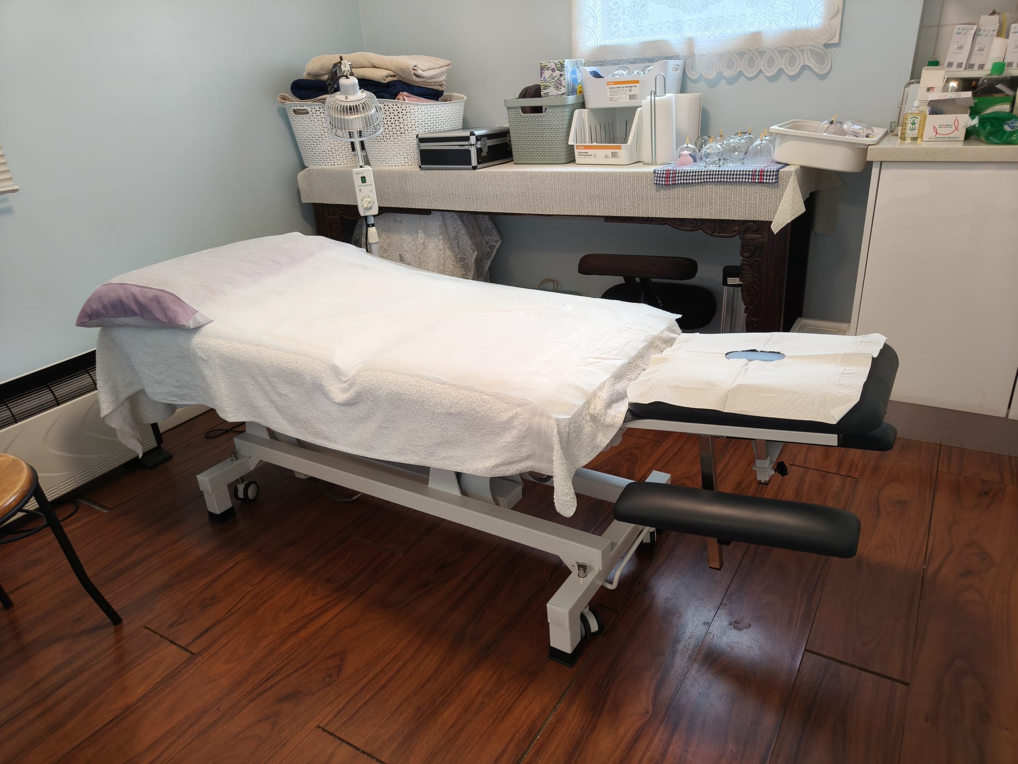 Treatment room and bed